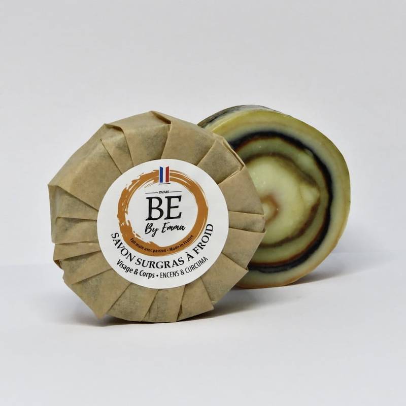 savons-naturels-surgras-encens-bois-de-ho emballé et nu vue face Savon surgras saponifié à froid pour le corps et le visage