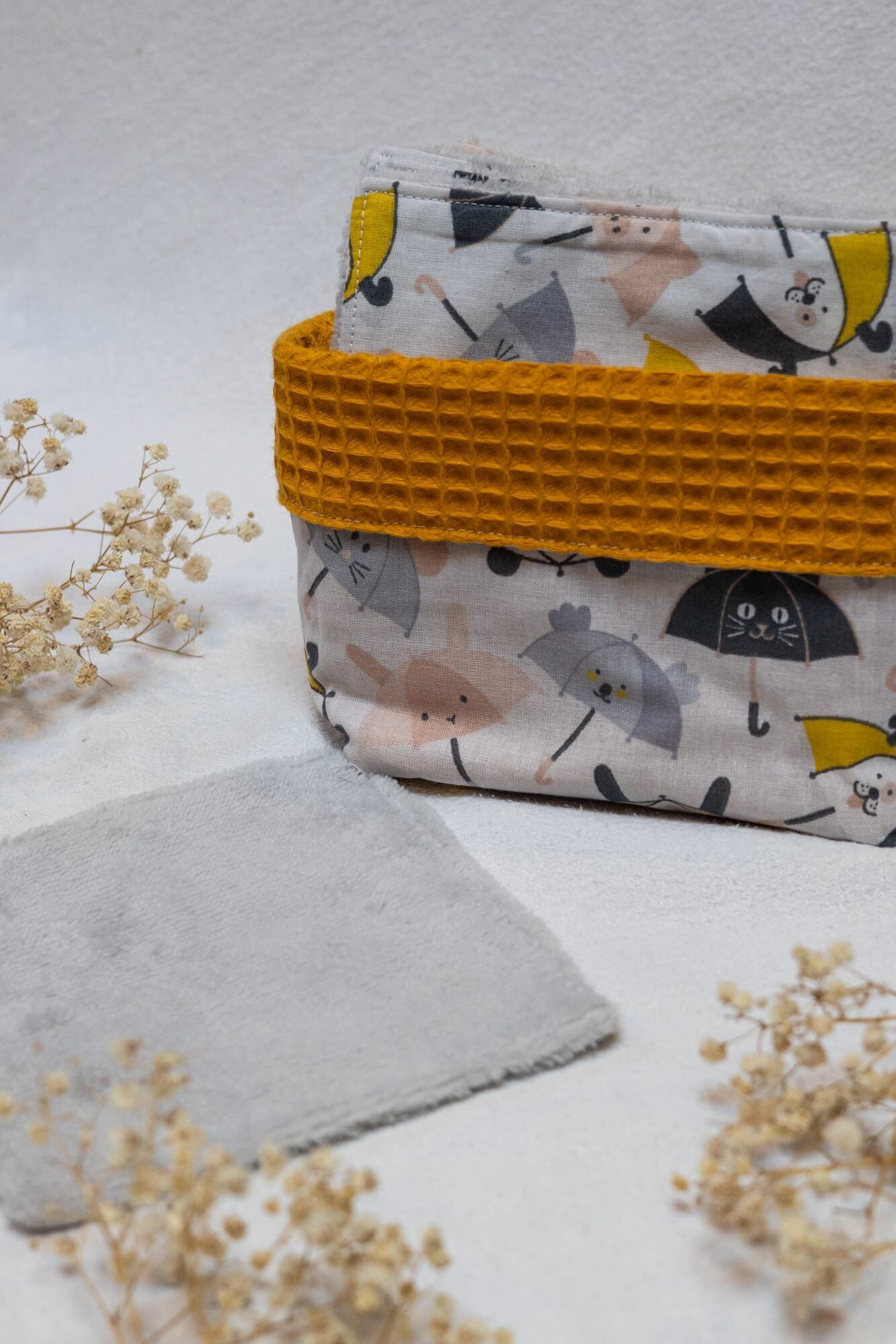 paniere-bebe-dix-lingettes-zanimaux.jpg Panière de 10 lingettes pour bébé de grand format (environ 15 x 15 cm) avec des motifs de koalas, chats et autres petits animaux