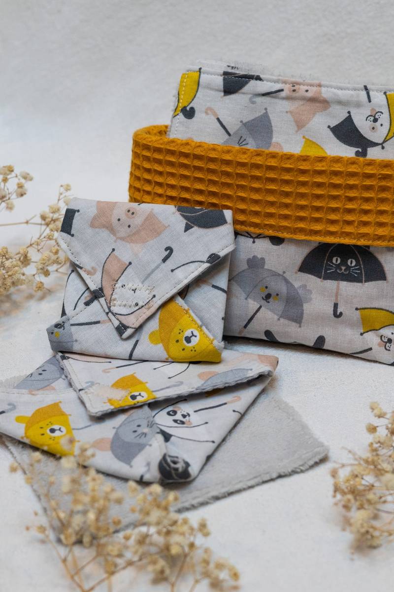 déclinaison-produits-bebe-tissu-parapluie-zanimaux.jpg Déclinaisons de produits pour bébé réalisés dans le même tissu (range-savon et range-shampoing et panière de lingettes)
