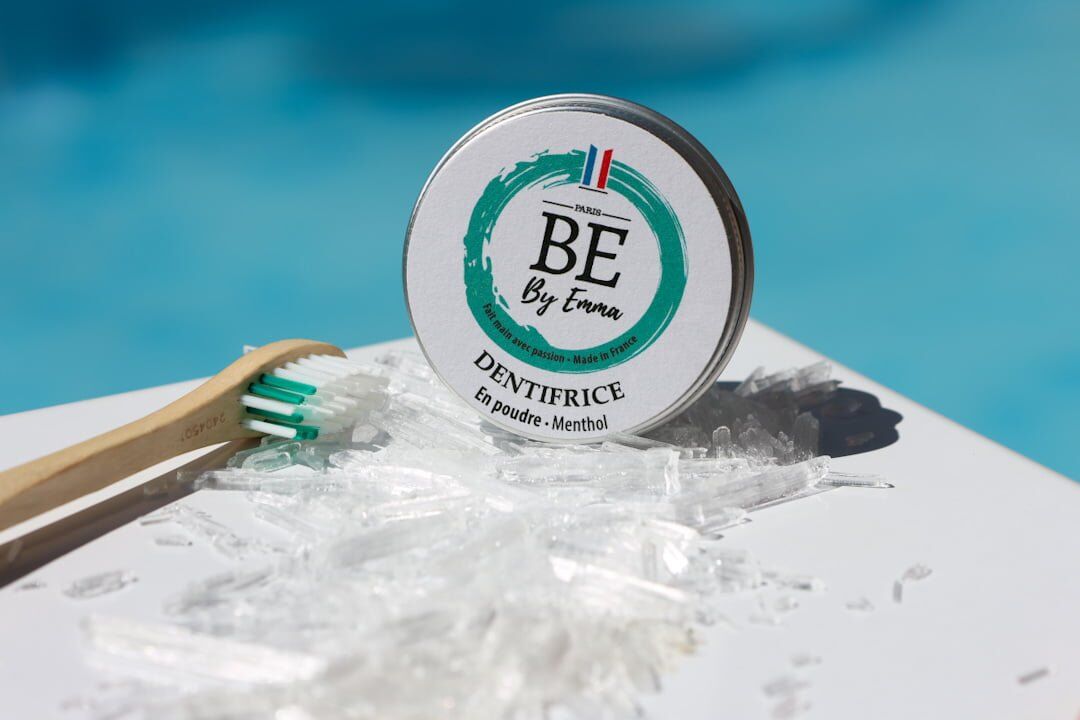 DENTIFRICE-POUDRE-naturel-boite-fermee dentifrice en poudre naturel pour petits et grands, à partir de 8 ans