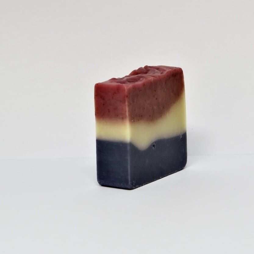 savon-surgras cocorico-naturel Savon surgras saponifié à froid avec des huiles françaises, visuel bleu-blanc-rouge