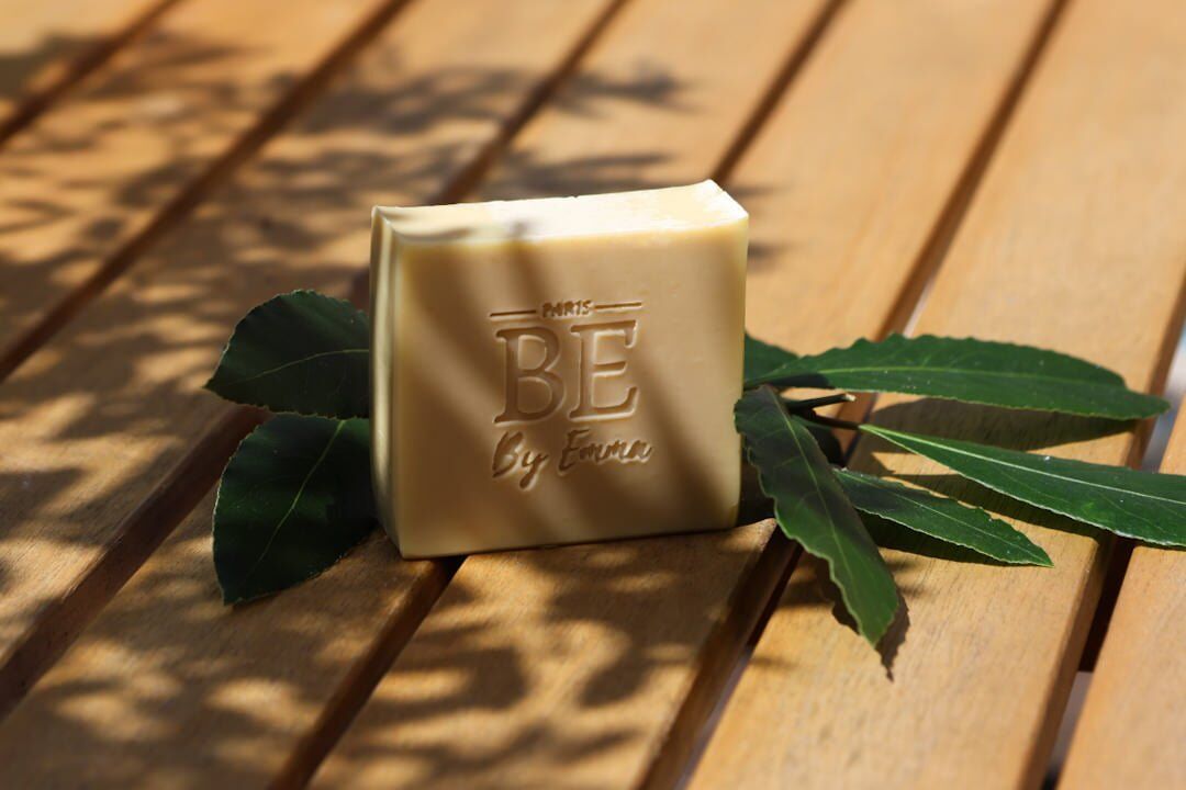 SAVON-OLIVE-LAURIER-surgras-bio Un savon proche du savon d'Alep, mais fabriqué à froid pour conserver toutes les propriétés de ses huiles