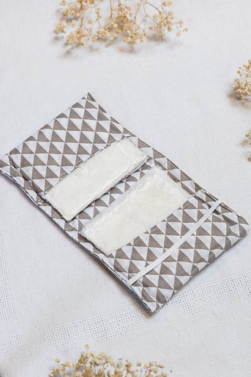 pochette-voyage-lingettes-geometrie Pochette de voyage contenant 6 lingettes démaquillantes motif géométrique