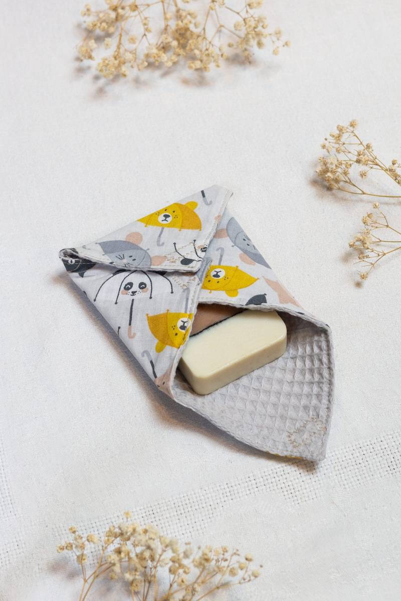 pochette-a-savon-parapluie-animaux Pochette à savon respirante et légère - dessin enfantin