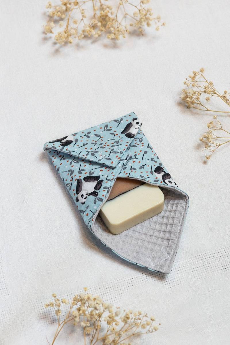 pochette-a-savon-koalas-bleue Pochette à savon légère, respirante et coresponsable