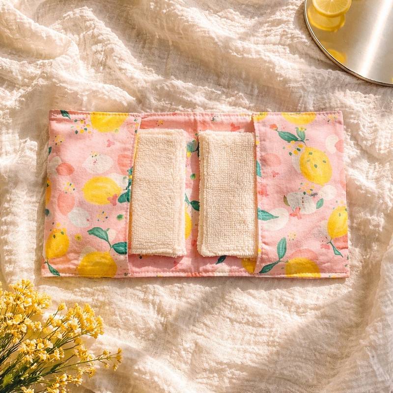 pochette-voyage-lingette-démaquillantes-citrons Pochette de voyage contenant 6 lingettes démaquillantes lavables - imprimé Citron jaunes sur fond rose/corail